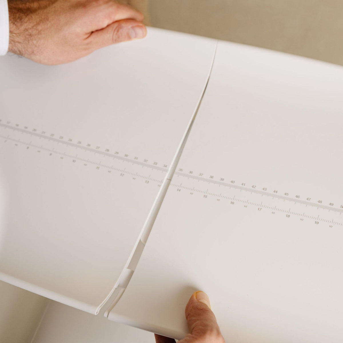 Alecto Paketwaage BC70 – Tragkraft 150 kg, Teilung 5 g, Wiegefläche 70 × 30 cm, Batterie, Kunststoff, Weiss