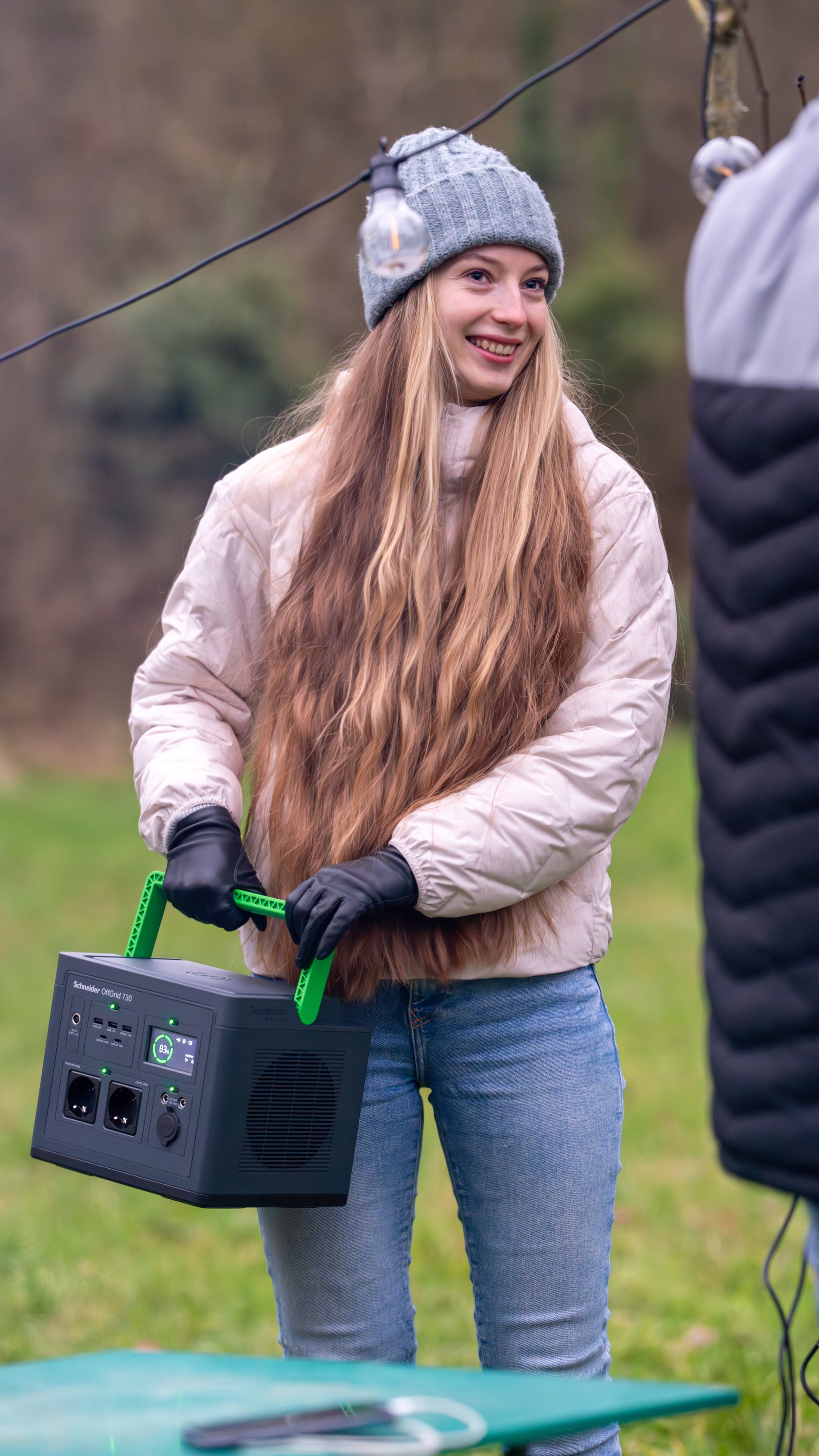APC OffGrid 730 – Powerstation, 738 Wh, 700 W AC, Li‑Ion, 2× Schuko (Typ F), LCD, Kabelloses Laden