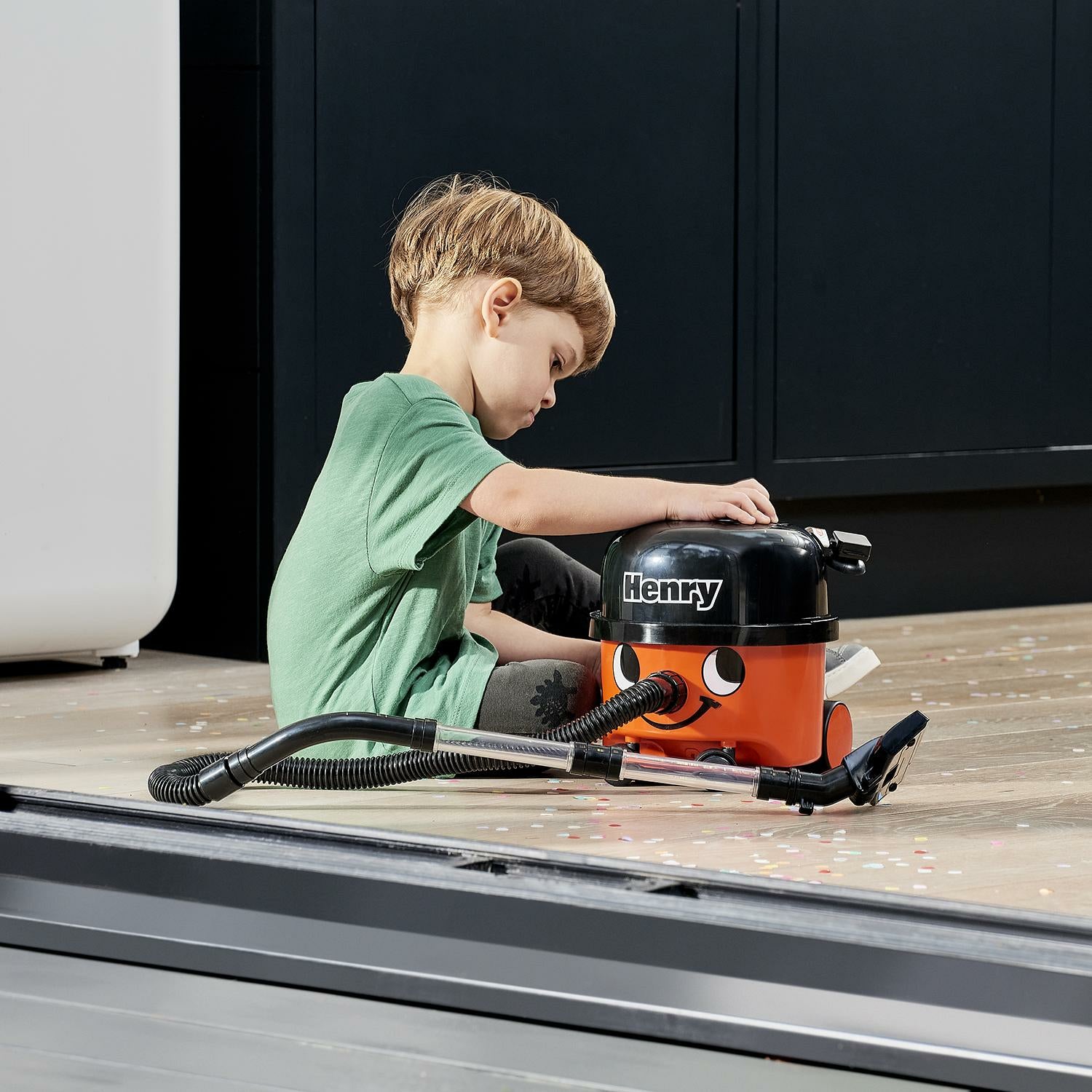 Casdon Henry Spielzeug-Staubsauger – Batteriebetrieben, 4× C – 21,3 × 22,0 × 22,5 cm – ab 3 Jahren