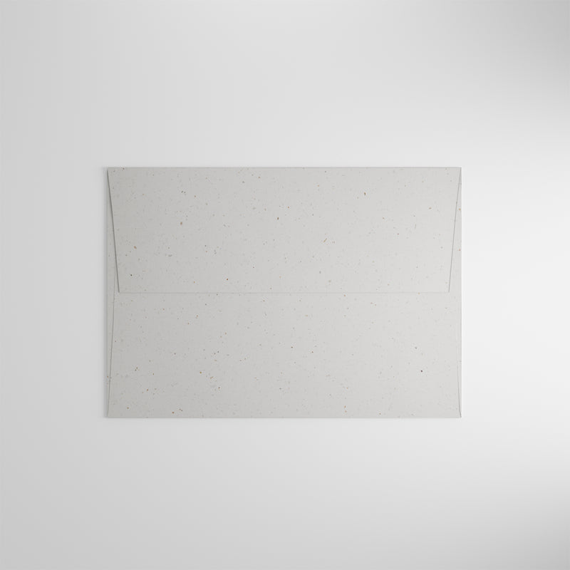 Curious Couvert 162 × 229 mm, ohne Fenster, White Java, 120 g/m², mit Einschlüssen – 50 Stk.