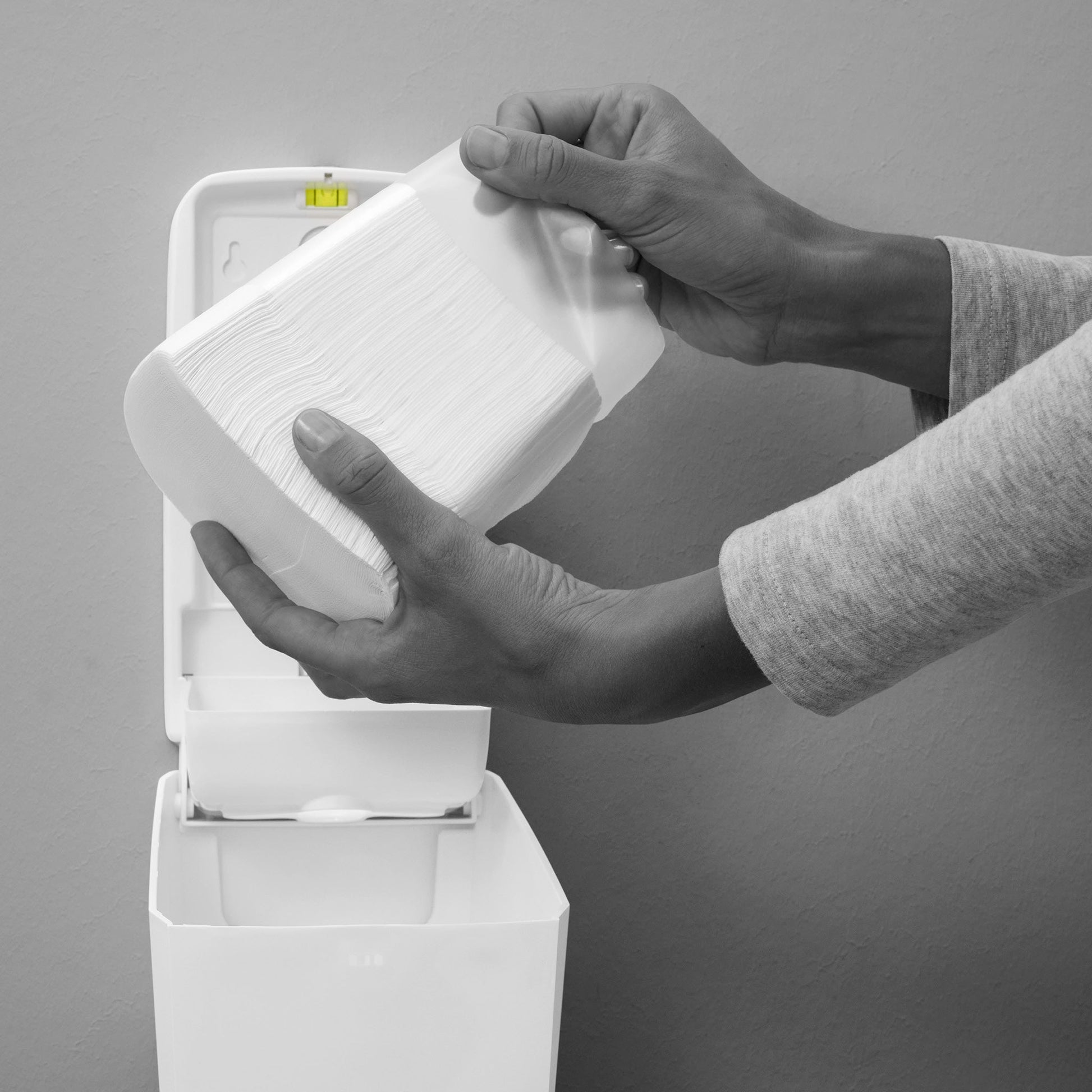 Clear+ Toilettenpapierspender für gefaltetes Toilettenpapier (V-/M-Faltung) – PP/ABS, abschliessbar