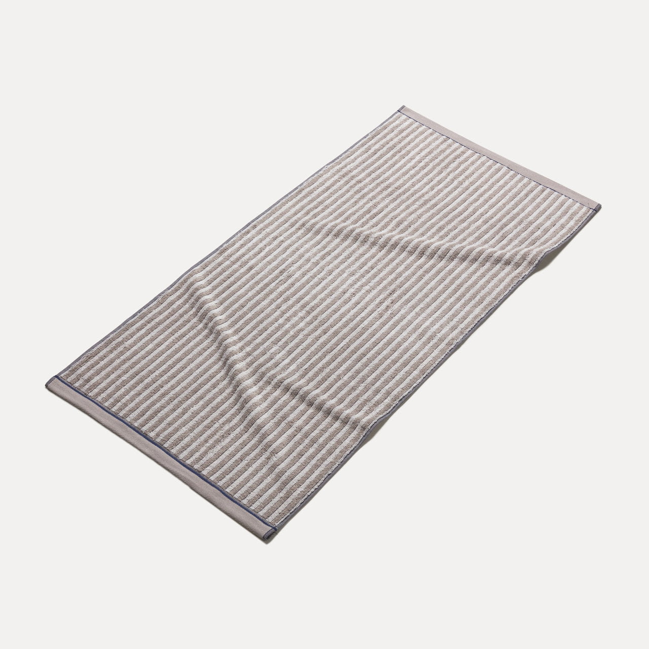 MÖVE Duschtuch Geometric Shapes Stripes – 67 × 140 cm, Beige/Grau, 100% Baumwolle, 530 g/m²