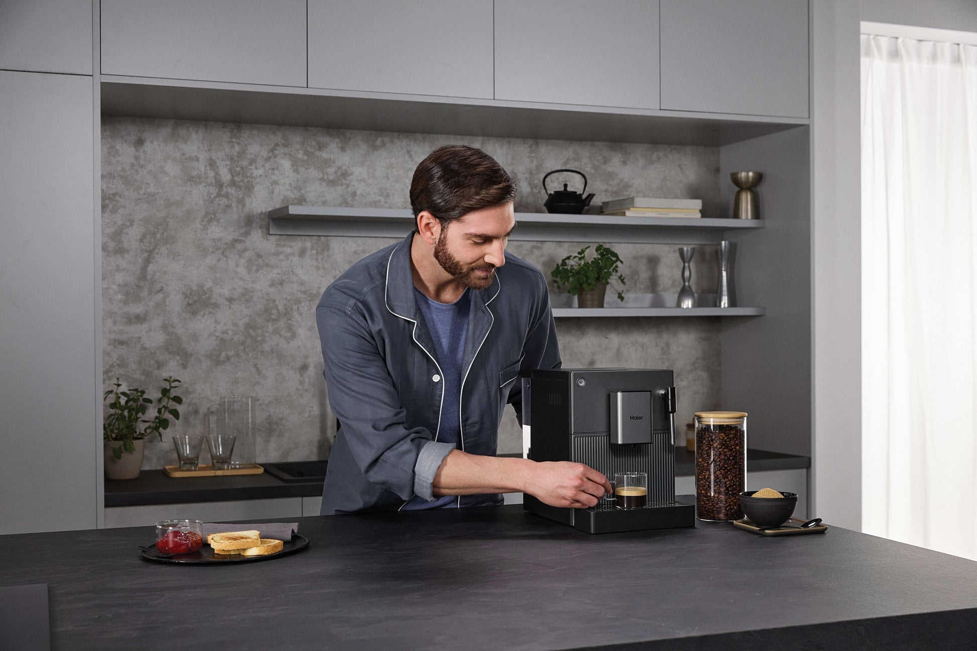 Haier HCM5A 011 Kaffeevollautomat – 1,5 l, 150 g Bohnenbehälter, 19 bar, Milchaufschäumer