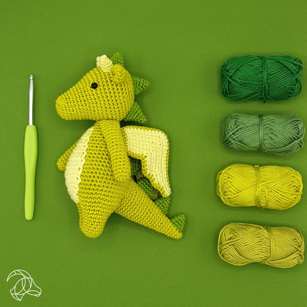 Hardicraft Häkelset für Kinder – Drache Doris – 18 cm – Mehrfarbig