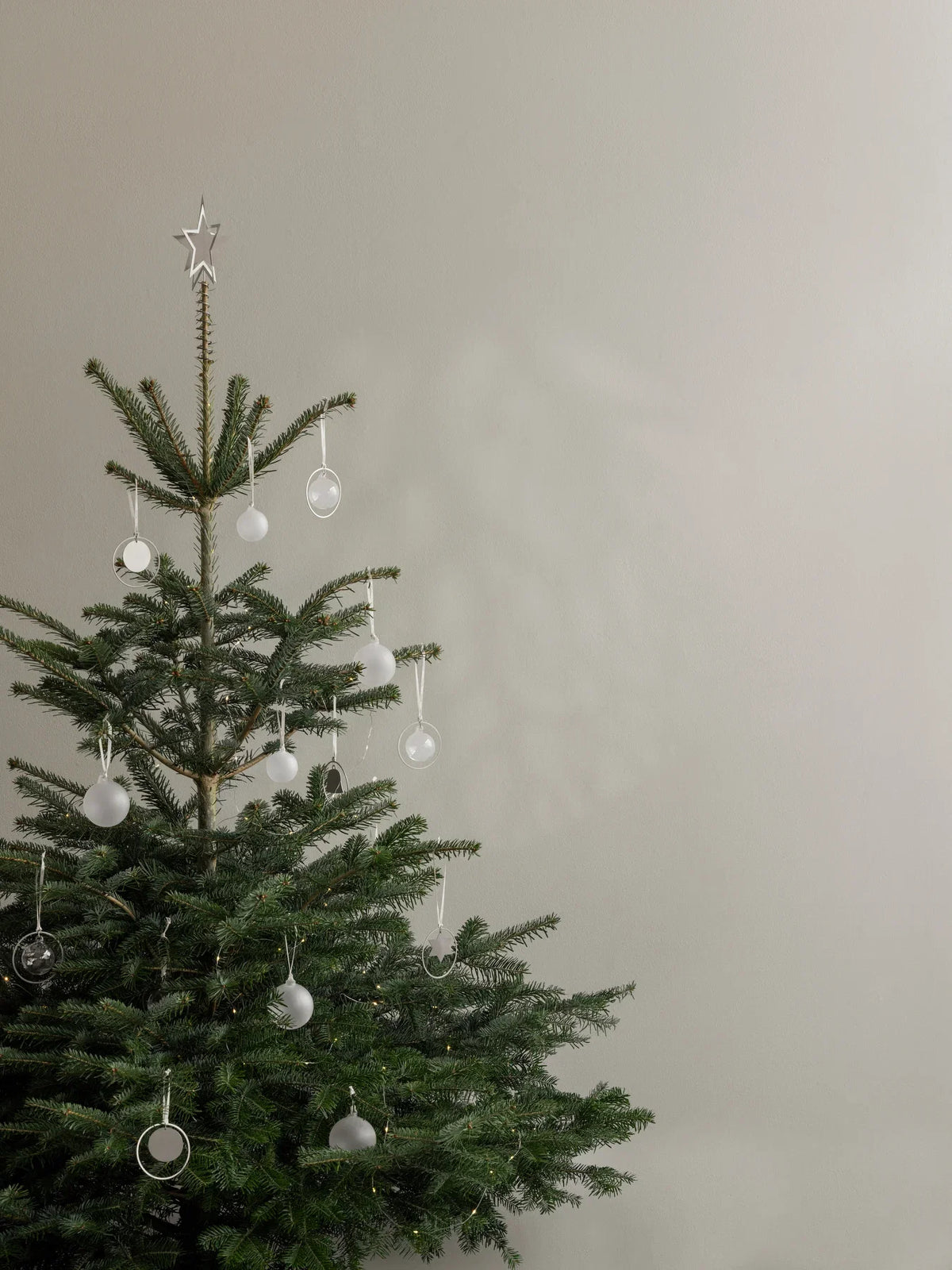 Blomus Weihnachtskugel – Ø 7 × 8 cm, 4-teilig – Glas & Polyester, mehrfarbig