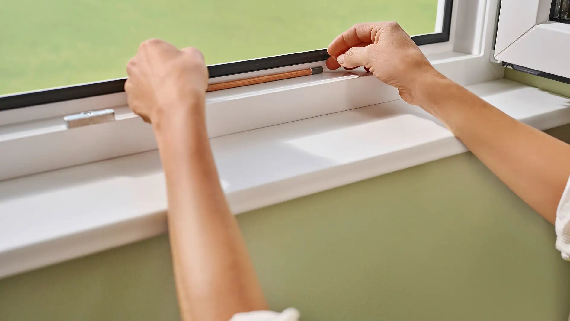 TESA Fenster-Fliegengitter – 140 × 120 cm – Anthrazit – PVC-Netz – Clip-on-Rahmen – Für Fluginsekten