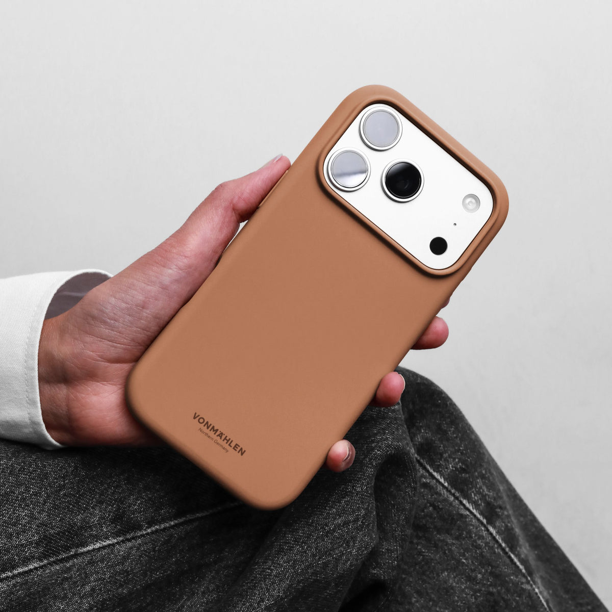 Vonmählen Backcover – für Apple iPhone 17 Pro – hellbraun – Silikon, MagSafe-kompatibel