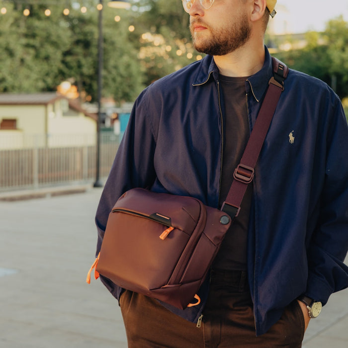 Peak Design Everyday Sling Umhängetasche – 6 l, Nylon – für Systemkameras, DSLRs und Drohnen – Burgund