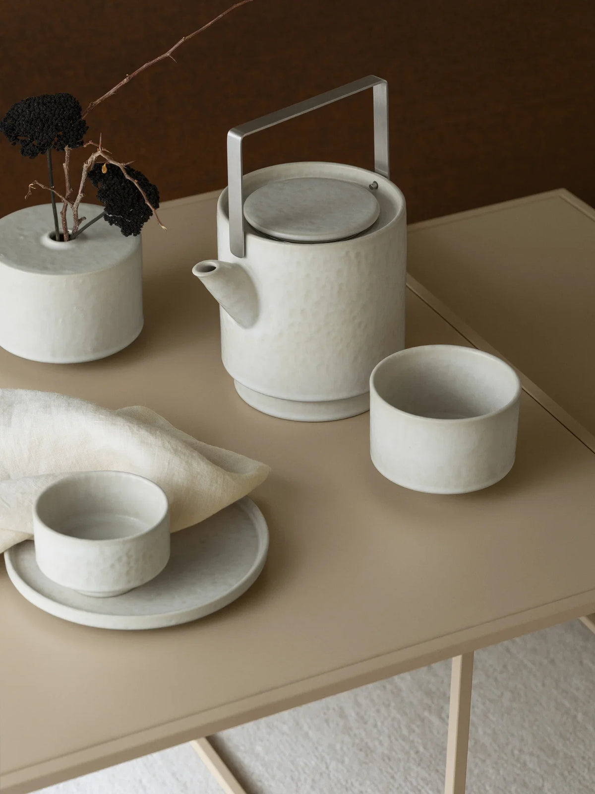 Blomus Teekanne MAKOTO – 1 l, 20,5 × 16,5 × 12,5 cm, Steingut, Beige, mit Teefilter, spülmaschinenfest
