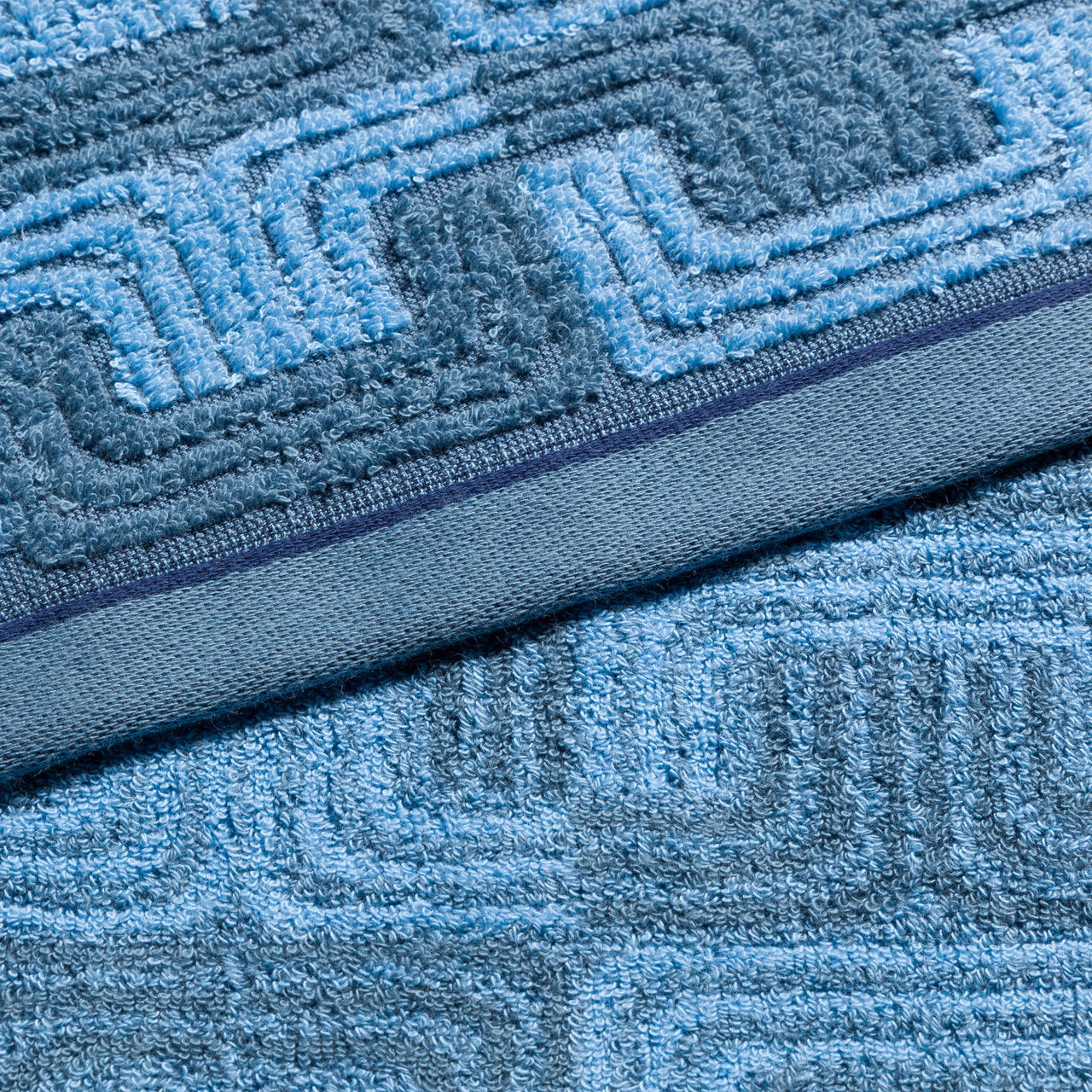 MÖVE Duschtuch Geometric Shapes Texture – 67 × 140 cm, Blau, 100% Baumwolle, 530 g/m²