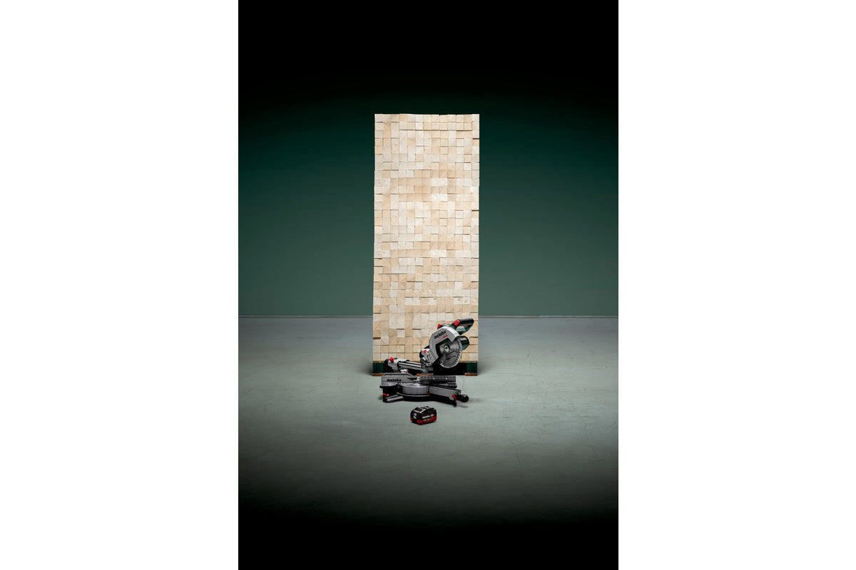 Metabo Kapp- und Gehrungssäge KGS 18 LTX BL 216 – 18 V (CAS) – Sägeblattdurchmesser 216 mm – mit Akku und Ladegerät
