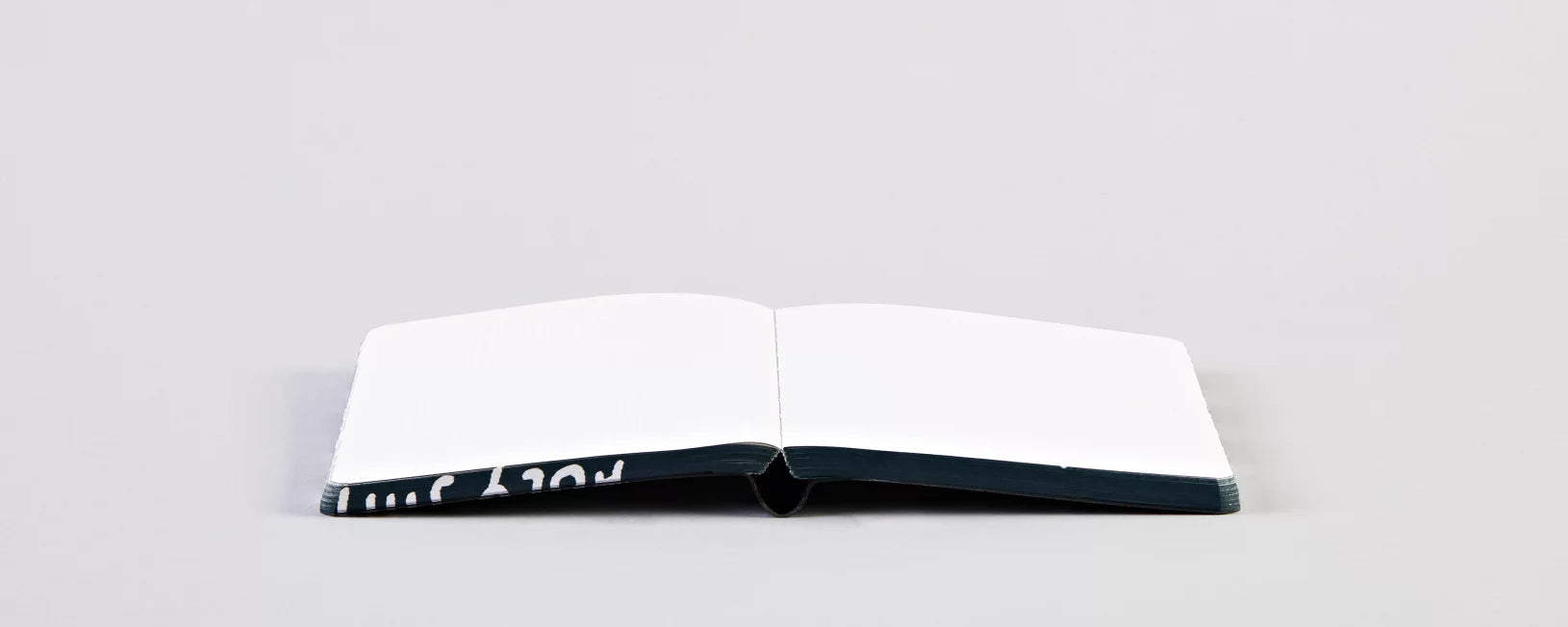 nuuna Notizbuch – 108 × 151 mm – 176 Seiten – 120 g/m² – Softcover, abgerundete Kanten – schwarz/weiß