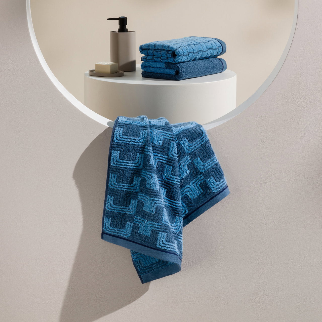 MÖVE Duschtuch Geometric Shapes Texture – 67 × 140 cm, Blau, 100% Baumwolle, 530 g/m²