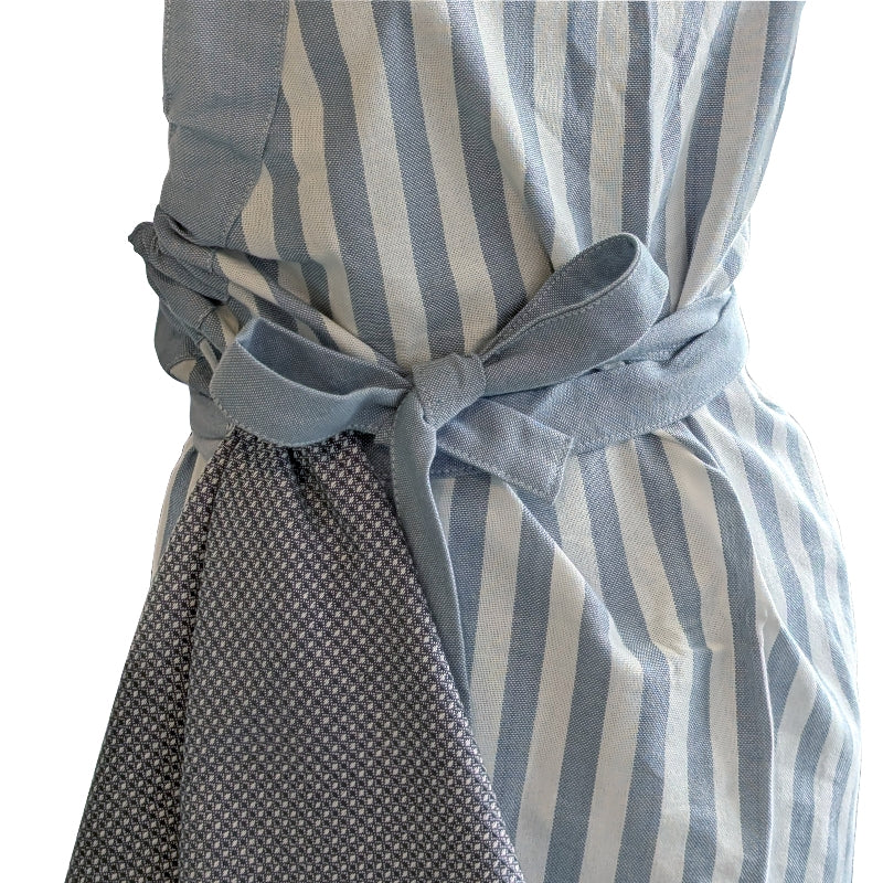Kela Kochschürze CAJA – S/M – Bambus/Baumwolle, 67×80 cm, Hellblau/Weiss, maschinenwaschbar 40 °C