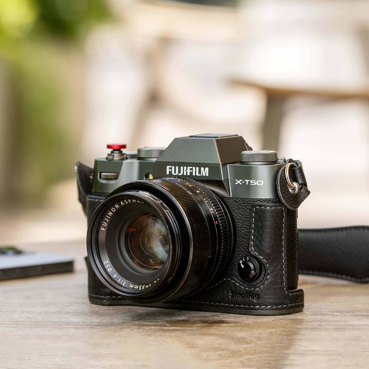 SmallRig 4709 Half Case Kamerahülle – Echtes Leder/PU – für FUJIFILM X-T50 – Schwarz