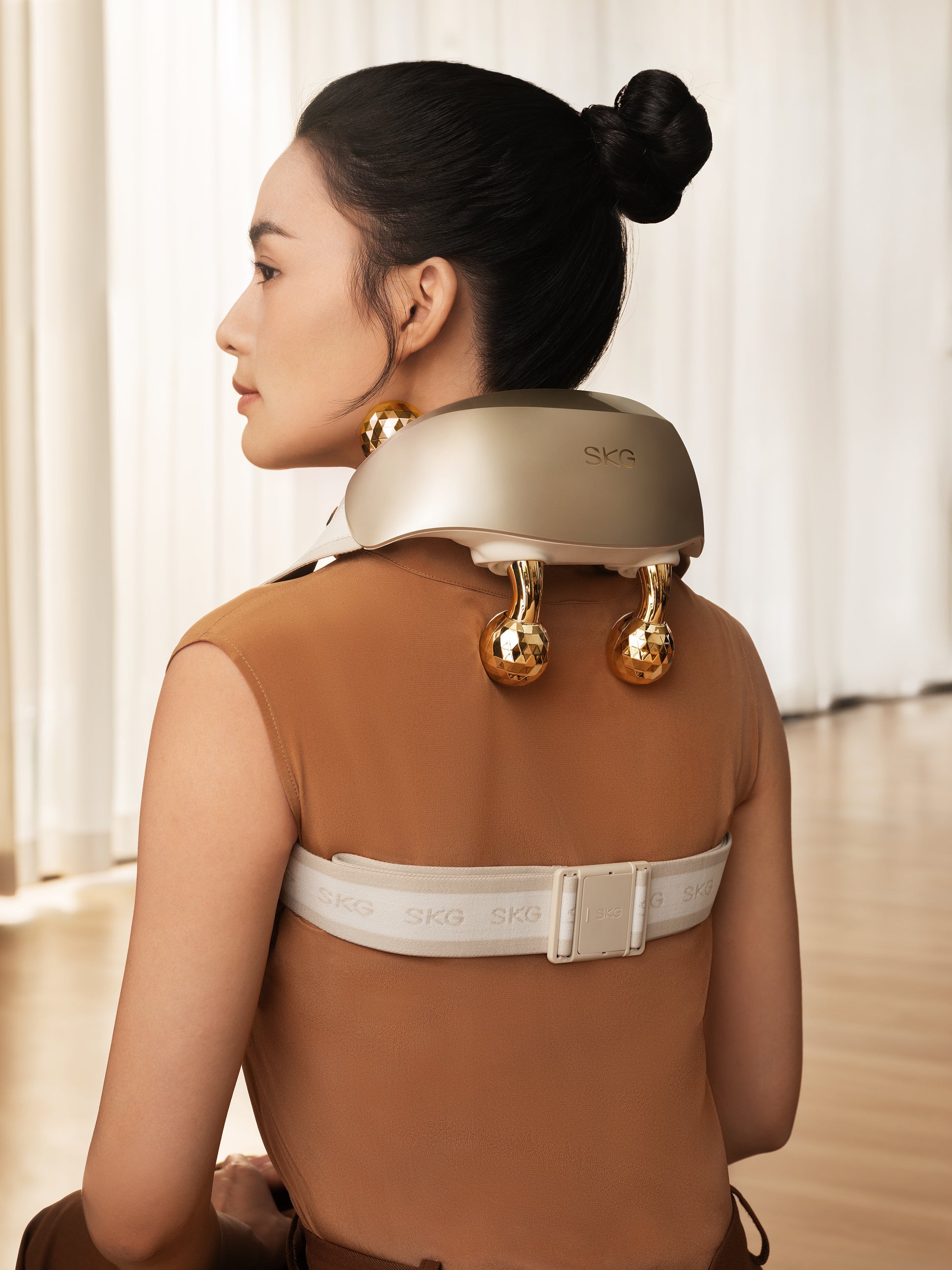 SKG Schulter- und Nackenmassagegerät H7 Ultra-E – Rollenmassage, mit Wärmefunktion – Akku – Gold