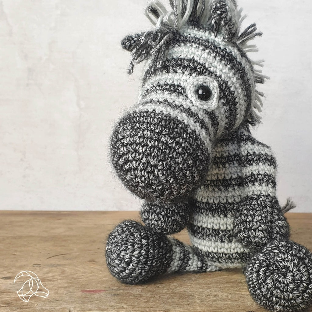 Hardicraft Häkelset Zebra Dirk – 20 cm, Grau