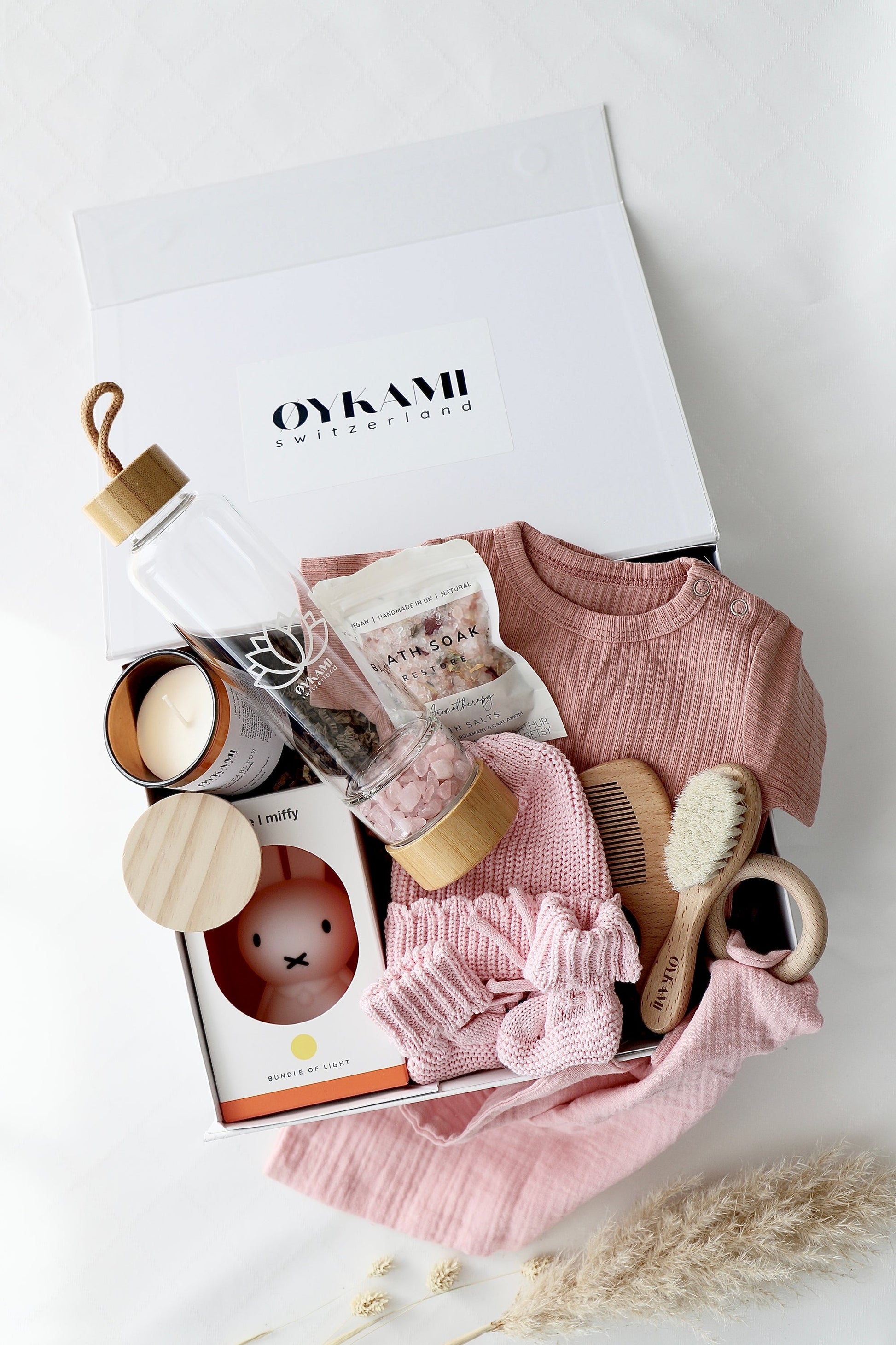 OYKAMI Lugano Geschenkbox – Rosa Babyset mit LED-Nachtlicht, Trinkflasche, Babybody – ab 0 M.