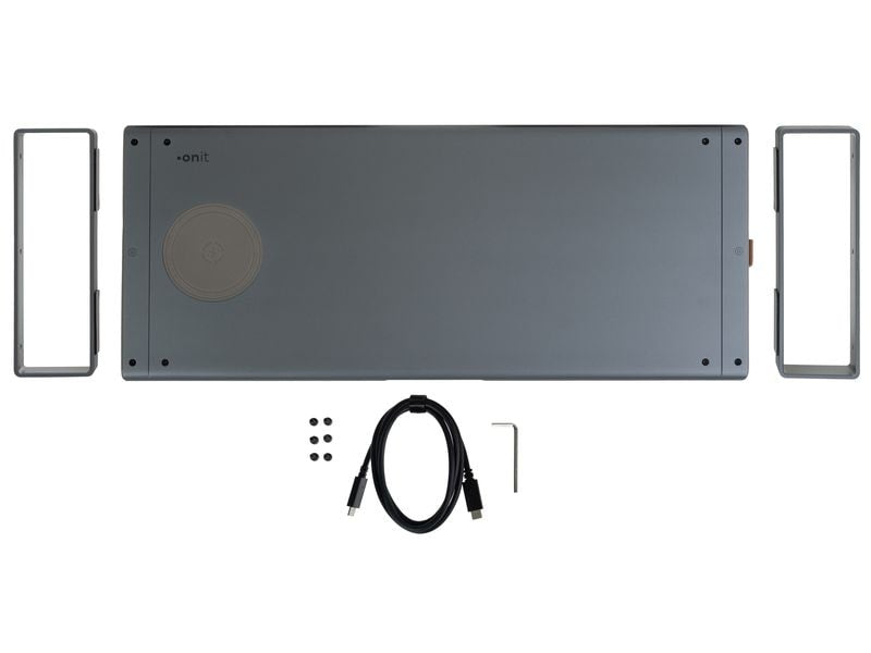 ONIT Charge – Monitorhalterung, Standfuss, bis 49", 20 kg, Qi-Ladepad, Silbergrau