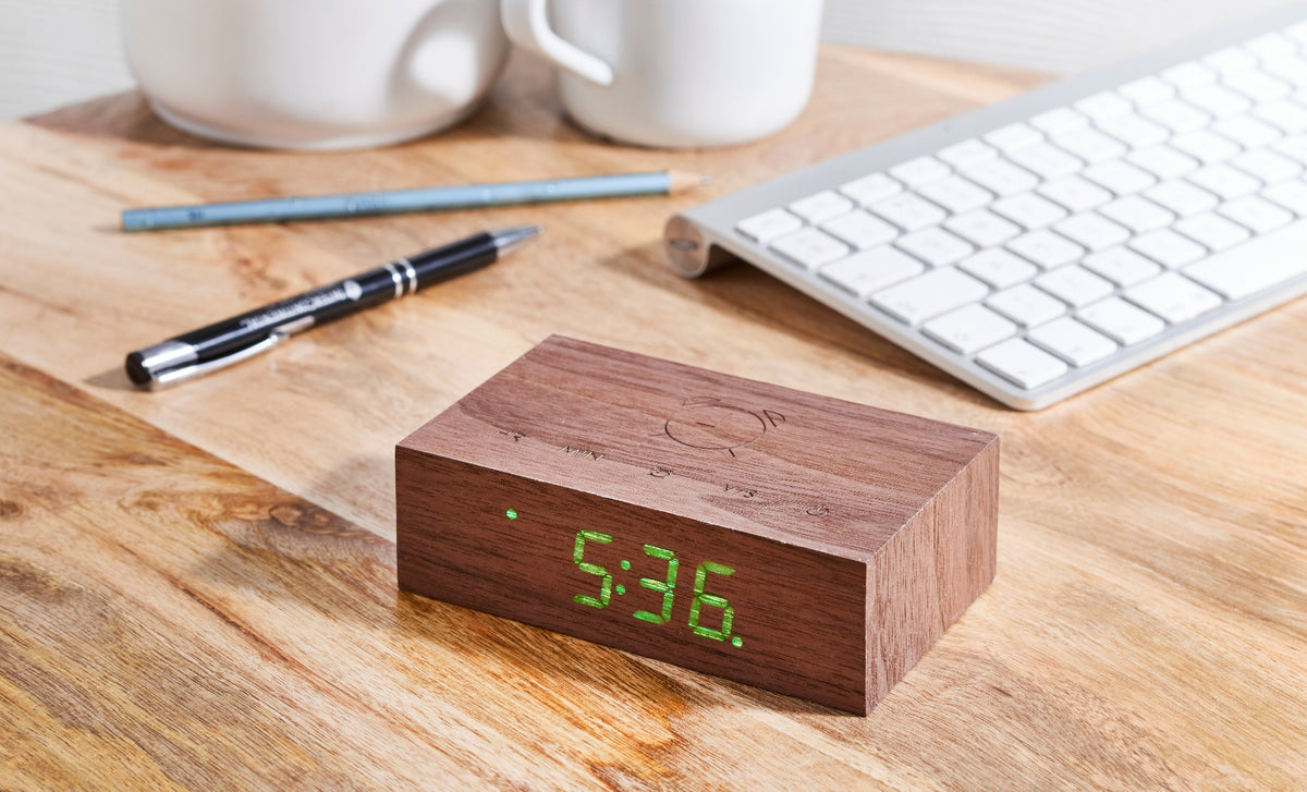 Gingko Design Digitalwecker – Schlummerfunktion, USB, 11,5 × 3,3 × 7,0 cm, Walnuss, Holz
