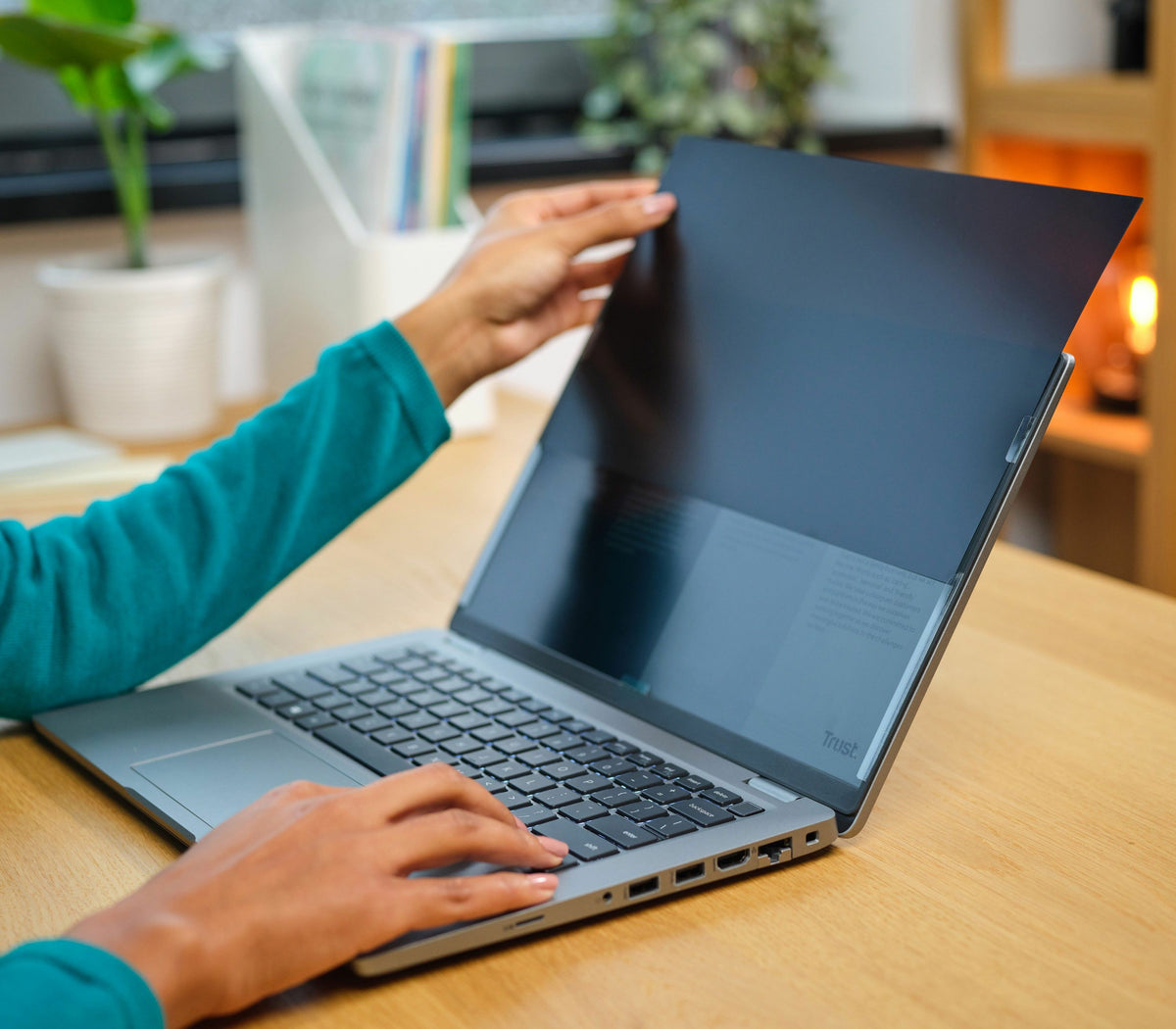 Trust Blickschutzfilter für Laptop 14", 16:9 – 310 × 174 mm, Blickschutz von allen 4 Seiten