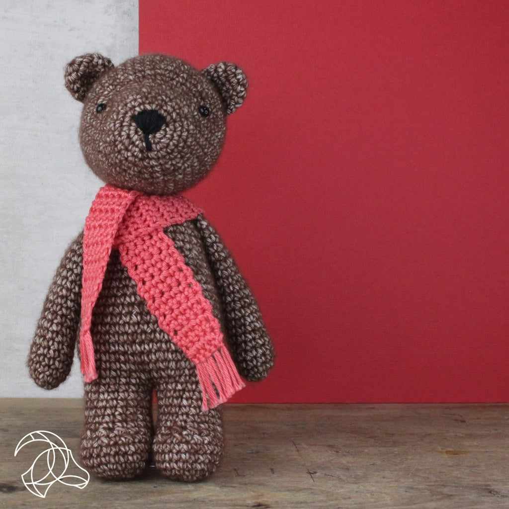 Hardicraft Häkelset Bobbi der Bär – 20 cm, Braun, 4 Stk.