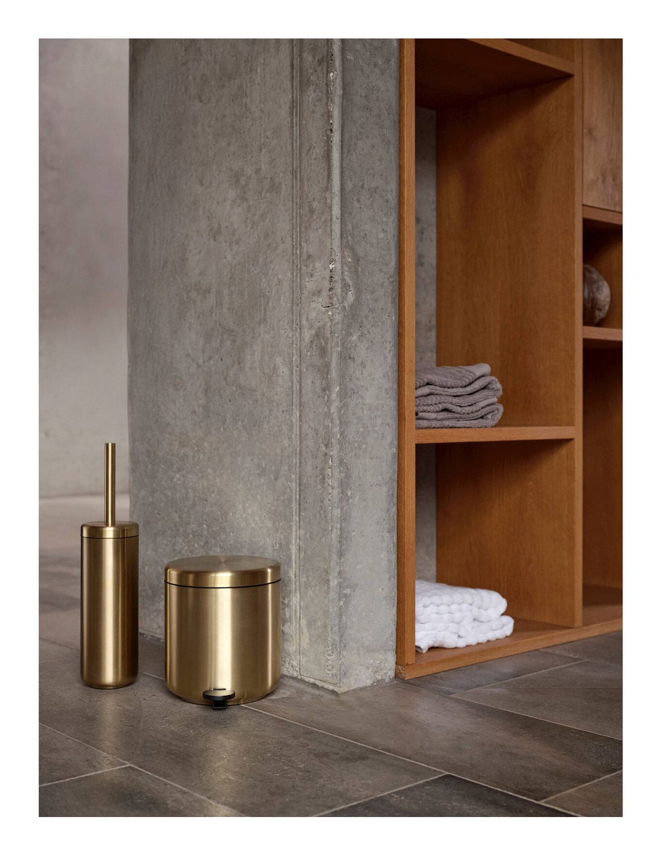 Zone Denmark Ume – WC-Bürstenset – Stahl Gold, bodenstehend, mit Deckel, H 43 cm