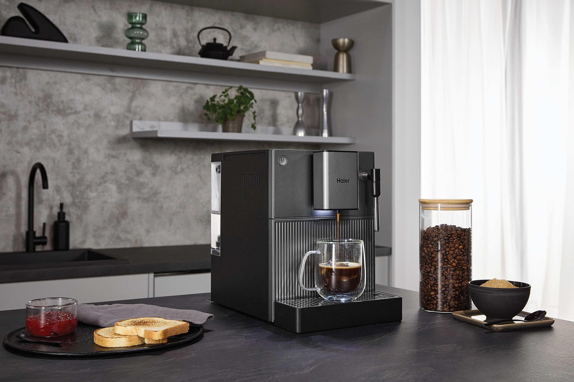 Haier HCM5A 011 Kaffeevollautomat – 1,5 l, 150 g Bohnenbehälter, 19 bar, Milchaufschäumer