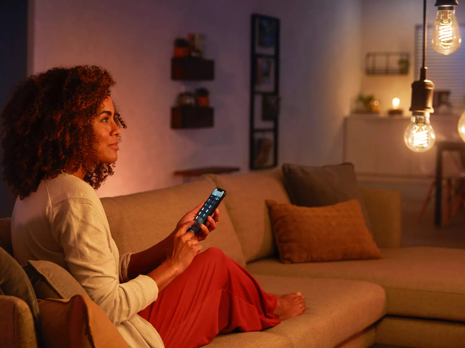 Philips by Signify Philips Hue Smart-Leuchtmittel Weiss ST64 E27 – 550 lm, 7 W, 2100 K, dimmbar, Bluetooth, für Alexa/HomeKit