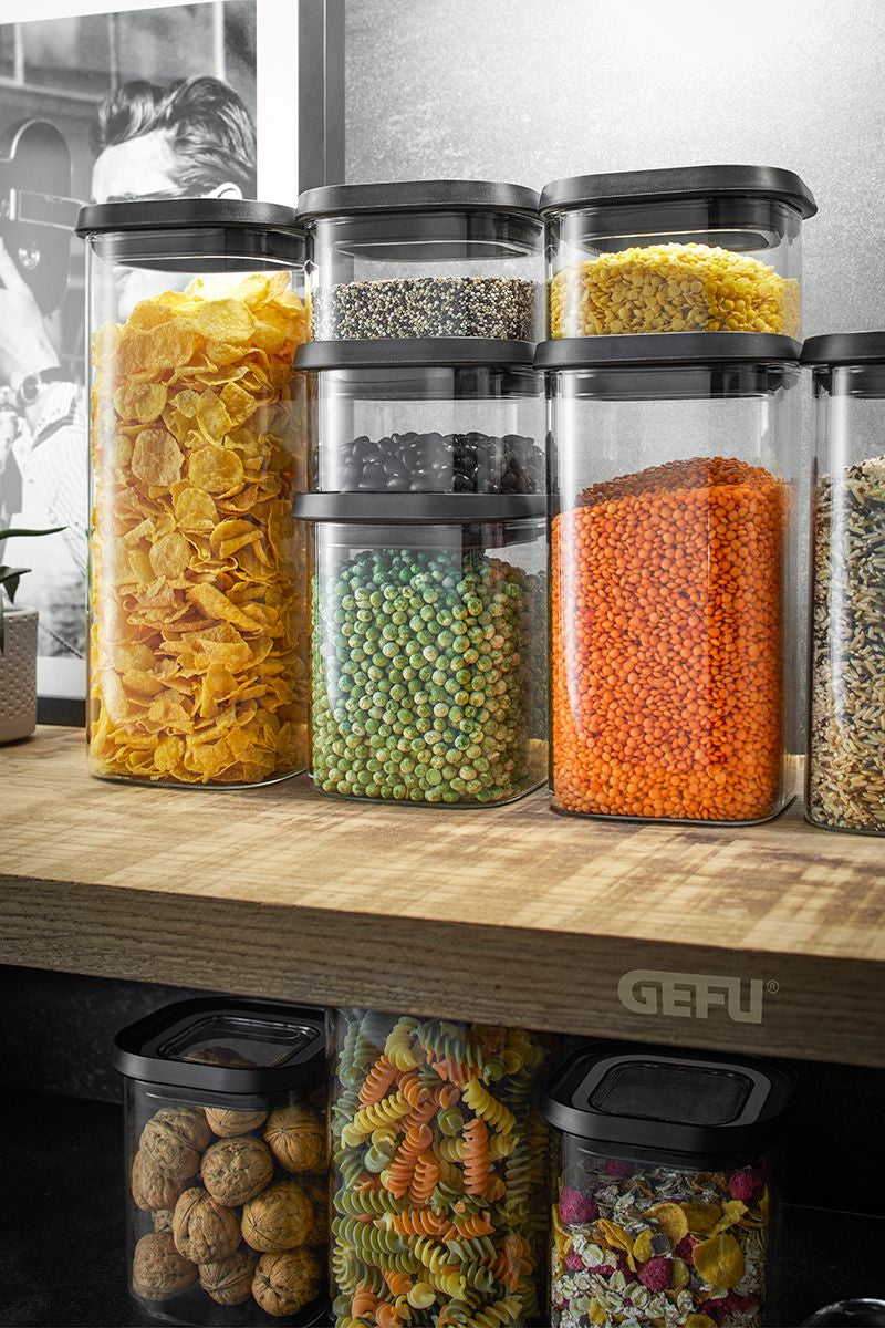 GEFU PANTRY – Vorratsdose 400 ml, 11 × 11 × 7,5 cm, Glas (Borosilikat)/Kunststoff, transparent/schwarz
