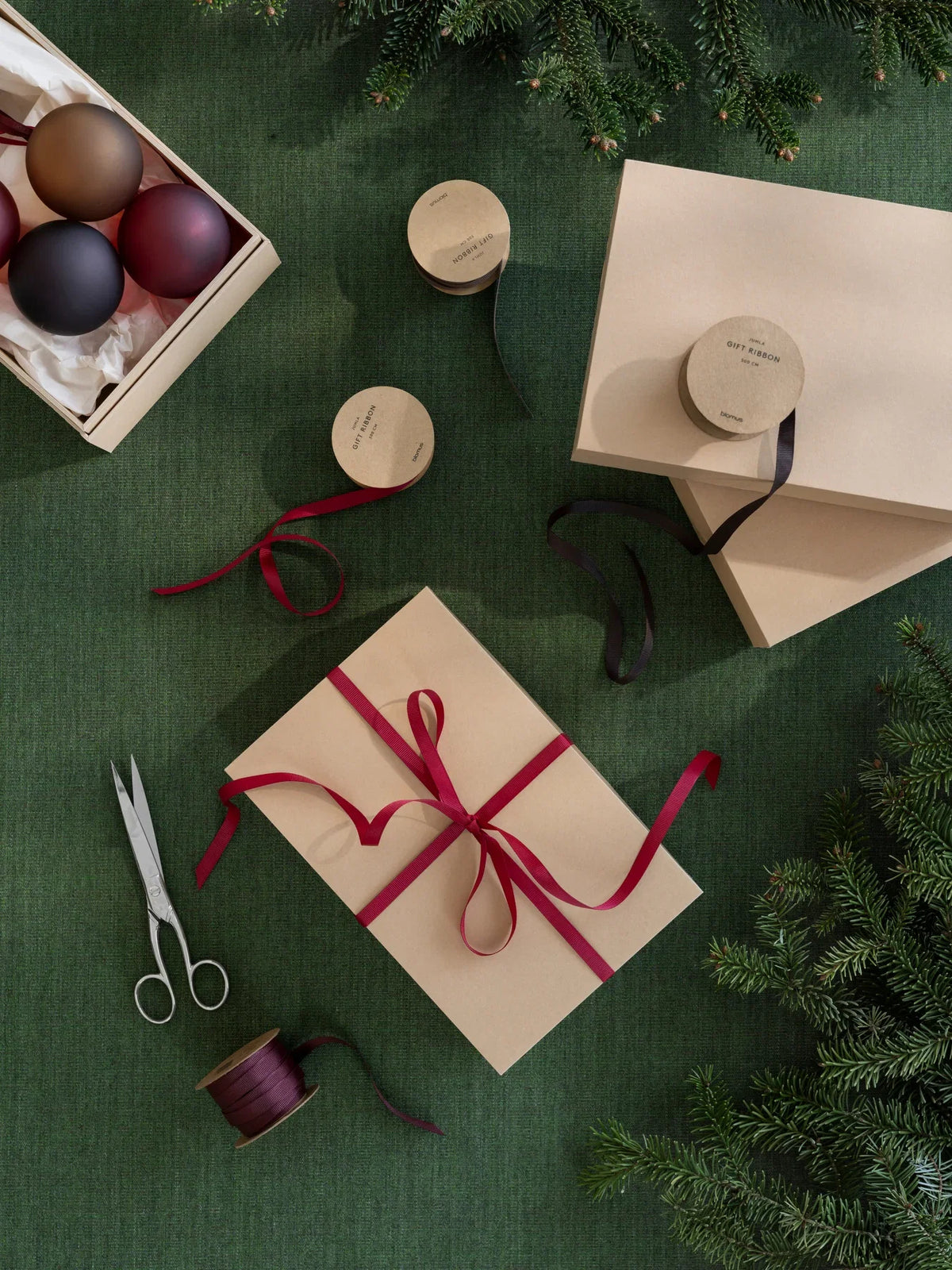 Blomus Weihnachtskugel – Ø 9 cm, 2-teilig – Glas & Polyester, braun
