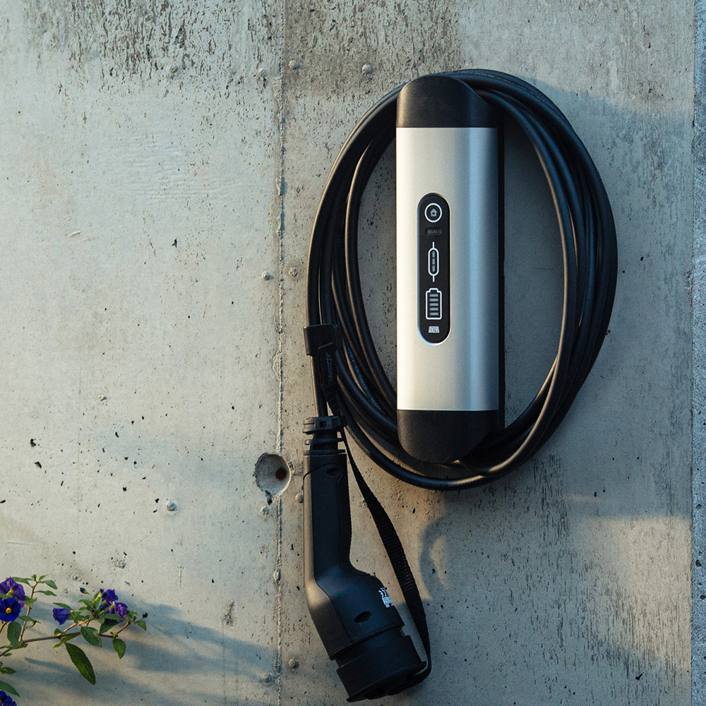 DEFA Solid Wallbox – 1-ph, 20 A (230 V, 4,6 kW), Wandmontiert, Typ 2, 6 m Kabel, LED, IP45, Silber