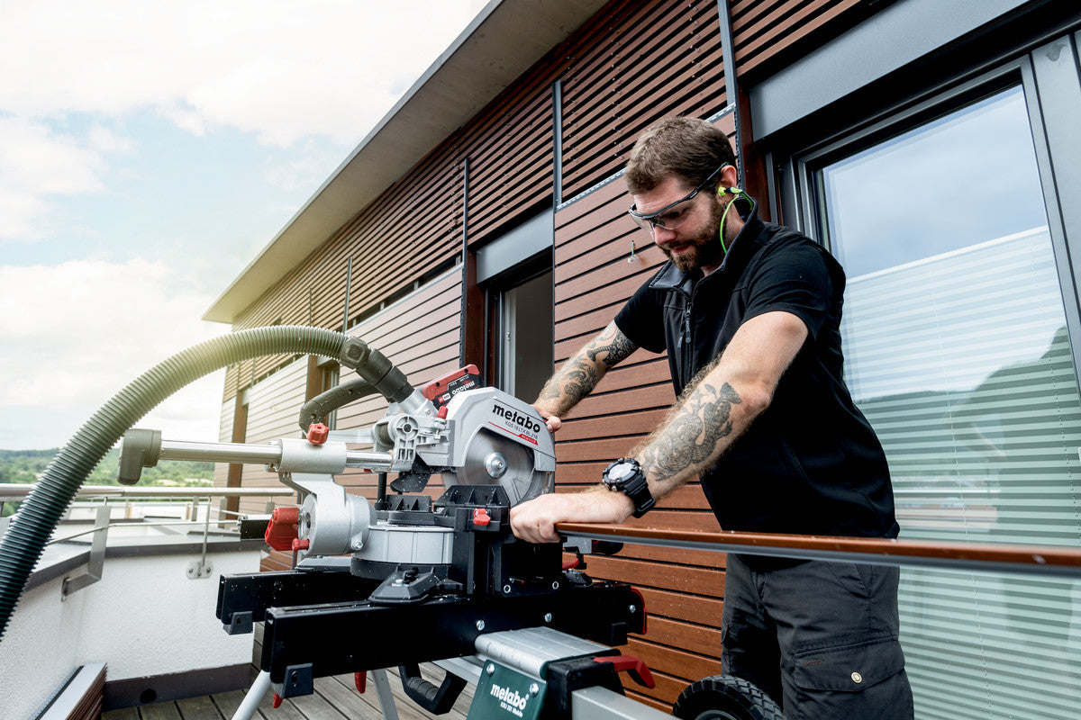 Metabo Kapp- und Gehrungssäge KGS 18 LTX BL 216 – 18 V (CAS) – Ø 216 mm – Solo – Brushless