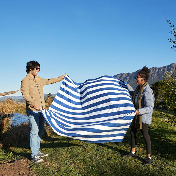 Dock & Bay Wohndecke – Polyester, Blau/Weiss (Muster) – 170 × 240 cm
