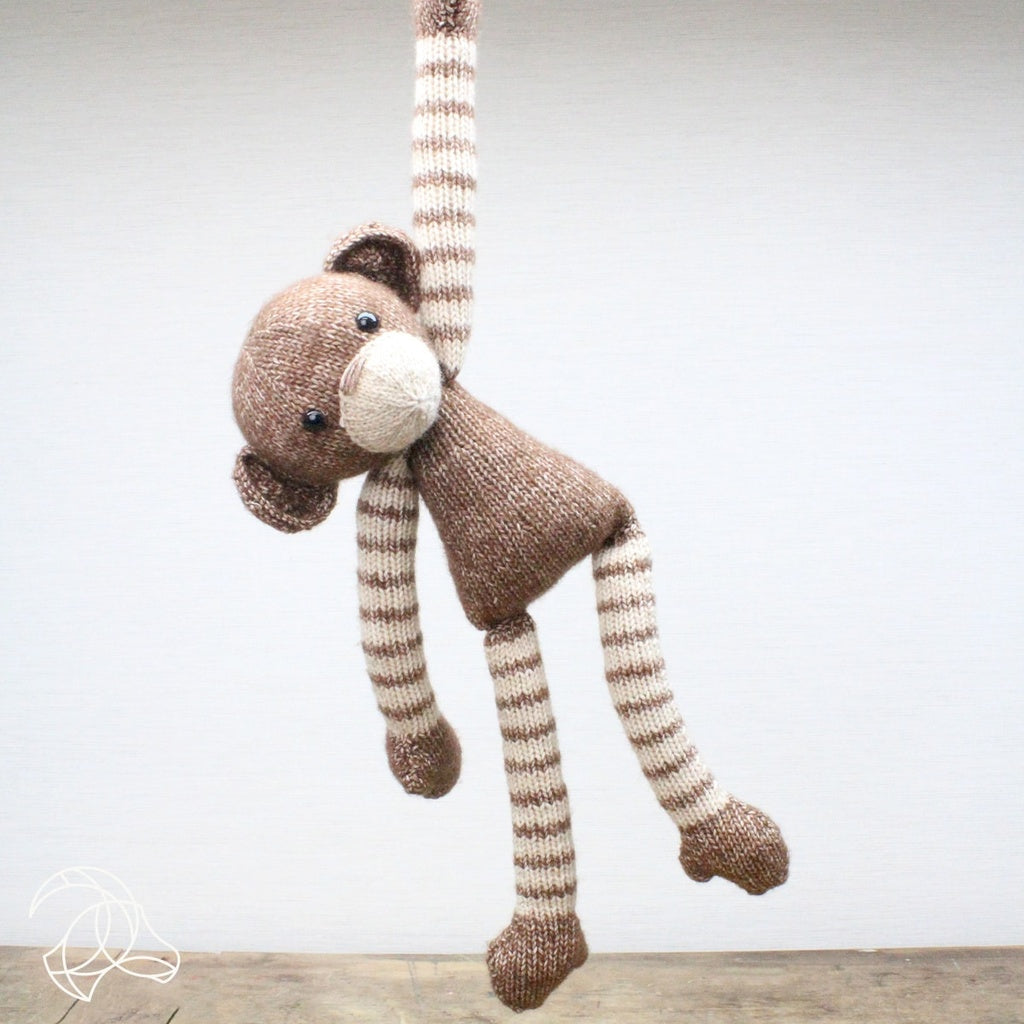 Hardicraft Strickset Affe Malinda – 37 cm, Braun
