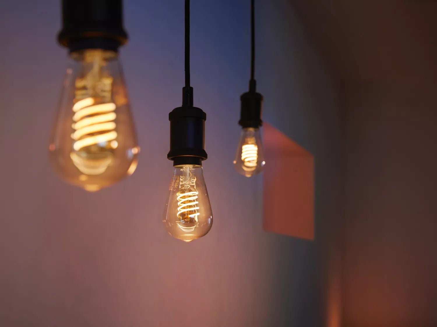Philips by Signify Philips Hue Smart-Leuchtmittel Weiss ST64 E27 – 550 lm, 7 W, 2100 K, dimmbar, Bluetooth, für Alexa/HomeKit
