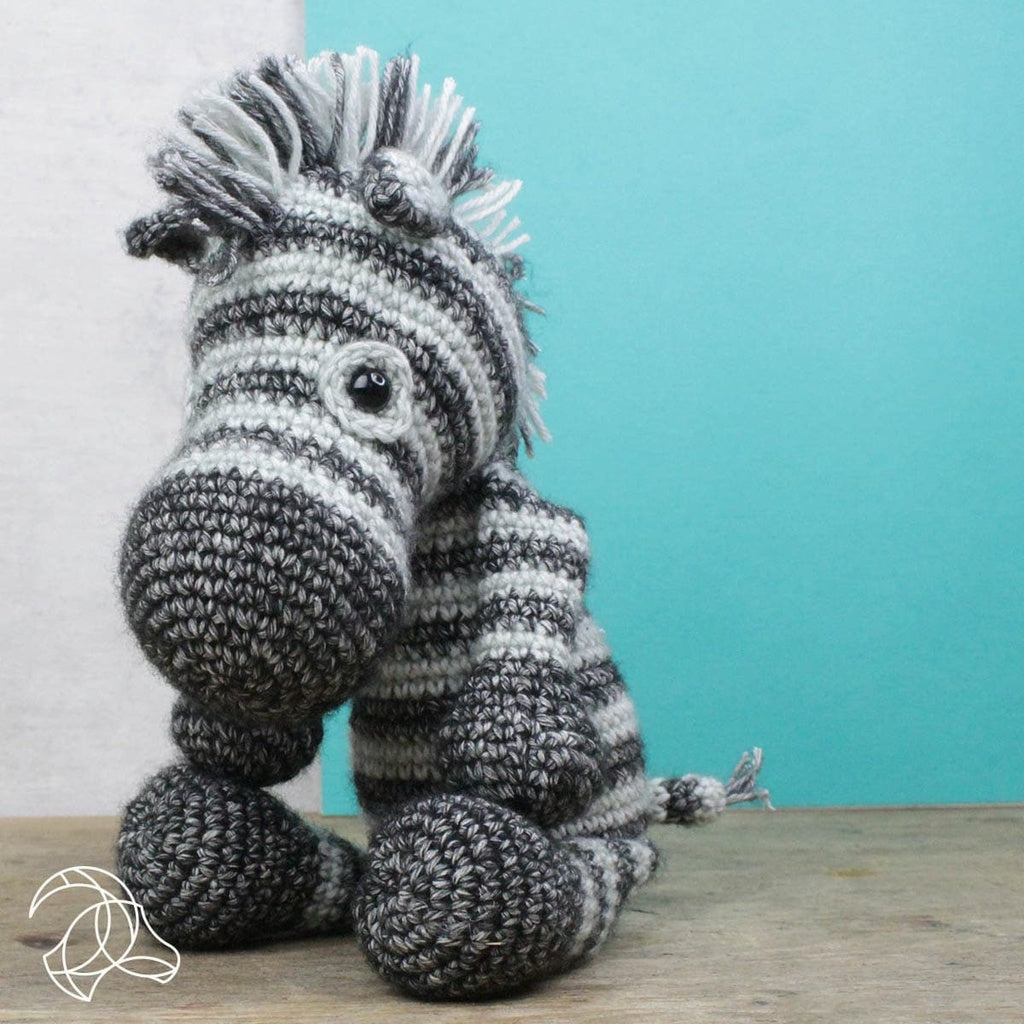 Hardicraft Häkelset Zebra Dirk – 20 cm, Grau