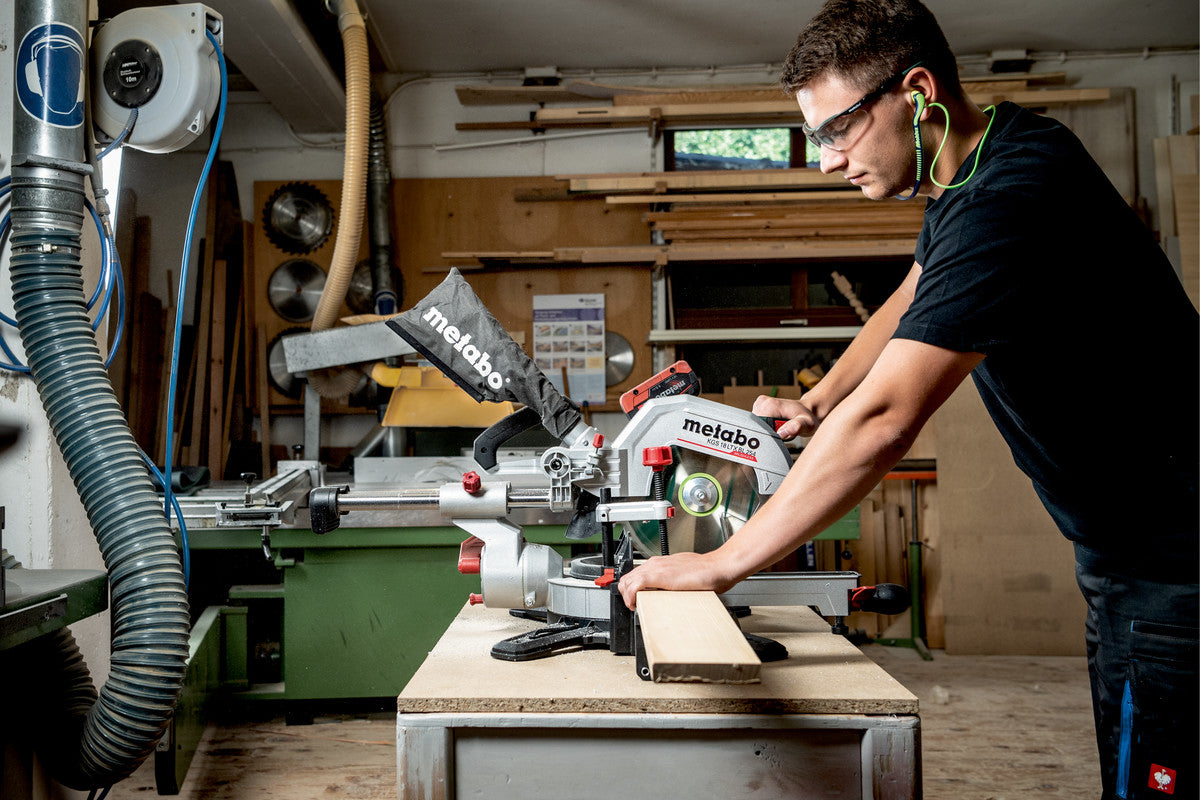 Metabo Akku-Kapp- und Gehrungssäge KGS 18 LTX BL 254 – 18 V (CAS) – Sägeblatt-Ø 254 mm – Solo