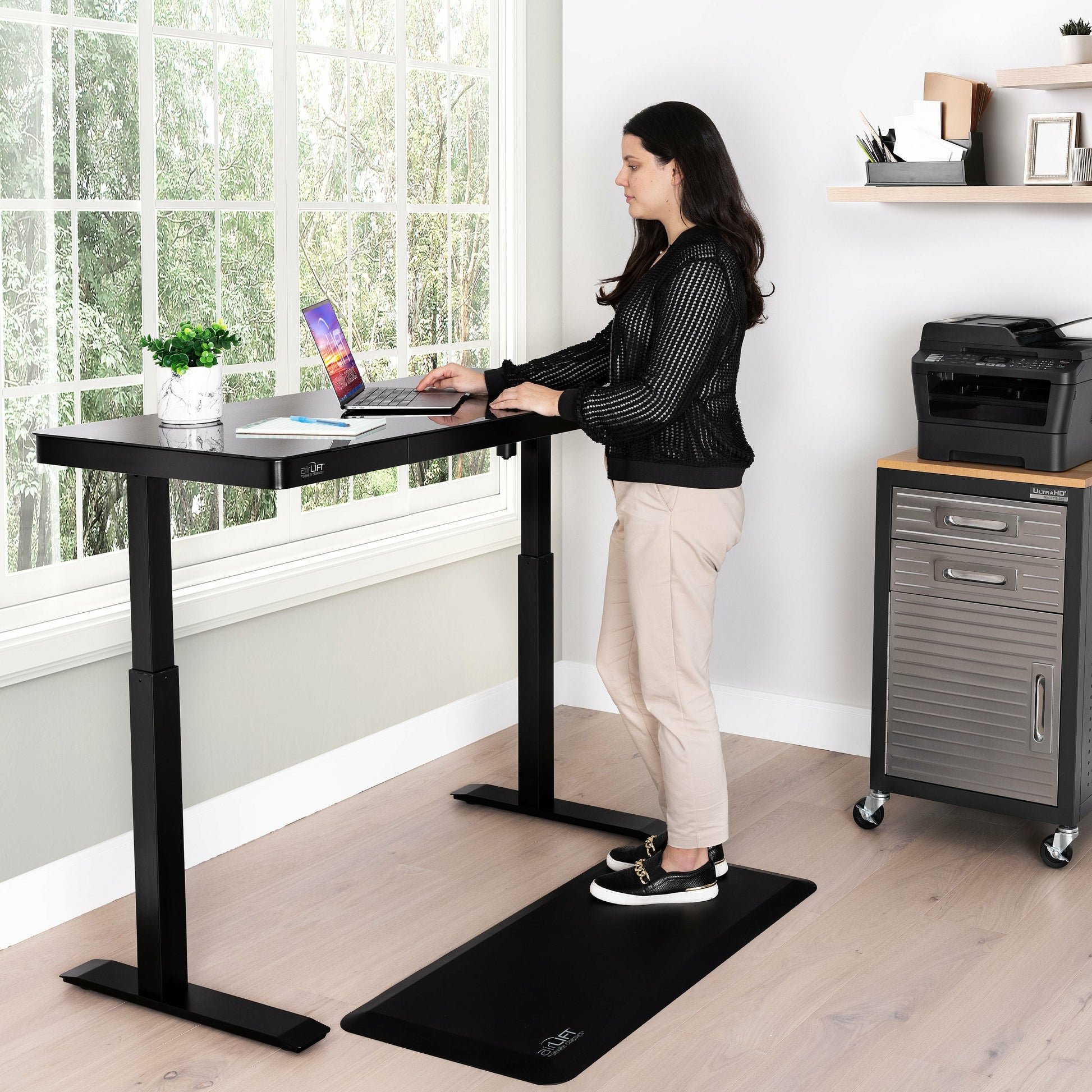 Seville Classics Airlift Steh-/Sitz-Tisch – 121,9 × 61 cm, Schwarz, Stahl