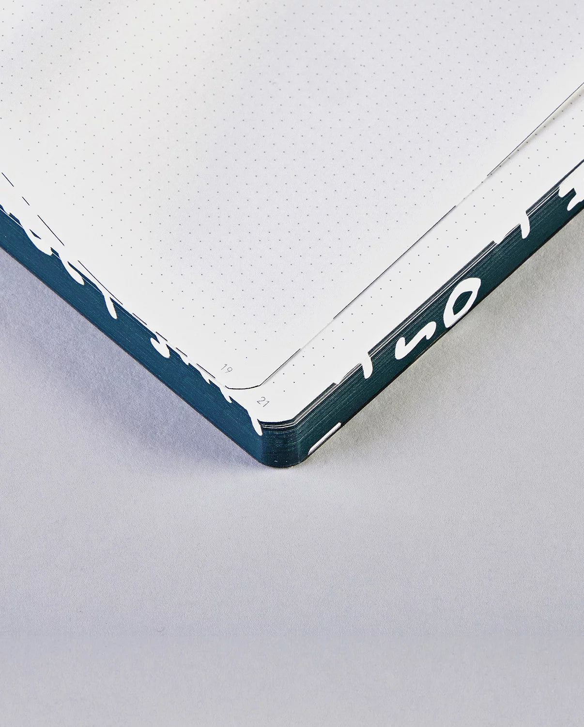nuuna Notizbuch – 108 × 151 mm – 176 Seiten – 120 g/m² – Softcover, abgerundete Kanten – schwarz/weiß