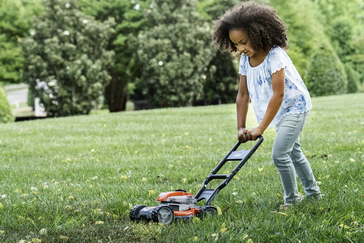 Husqvarna 546 27 26-01 Spielzeug-Rasenmäher – 28 × 22 × 35 cm – ab 3 Jahren – schwarz/grau/orange