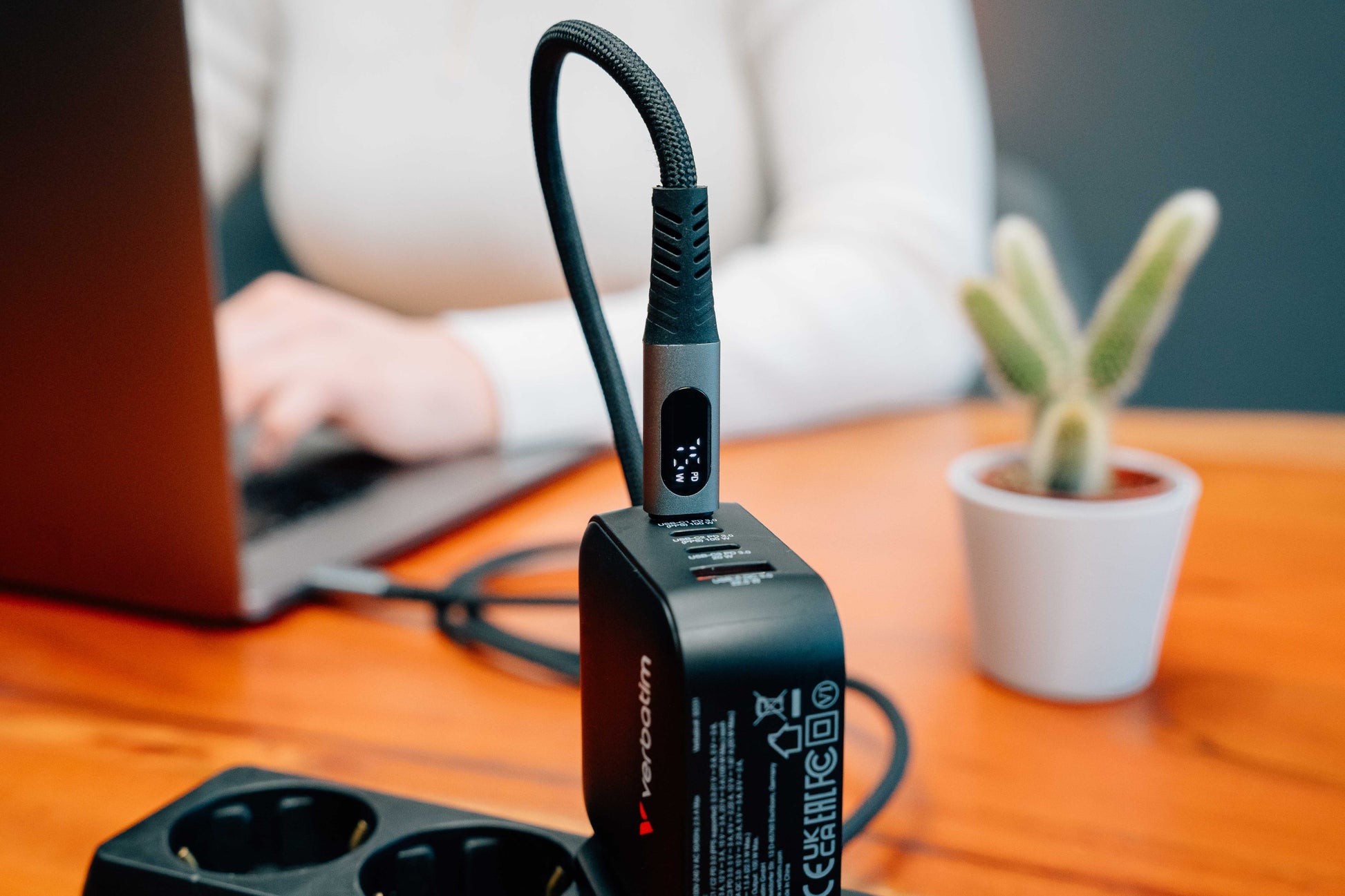 Verbatim USB-C auf USB-C Kabel – USB 2.0 – 1,2 m – PD 100 W – LED-Display – für iPhone 16/15 und mehr