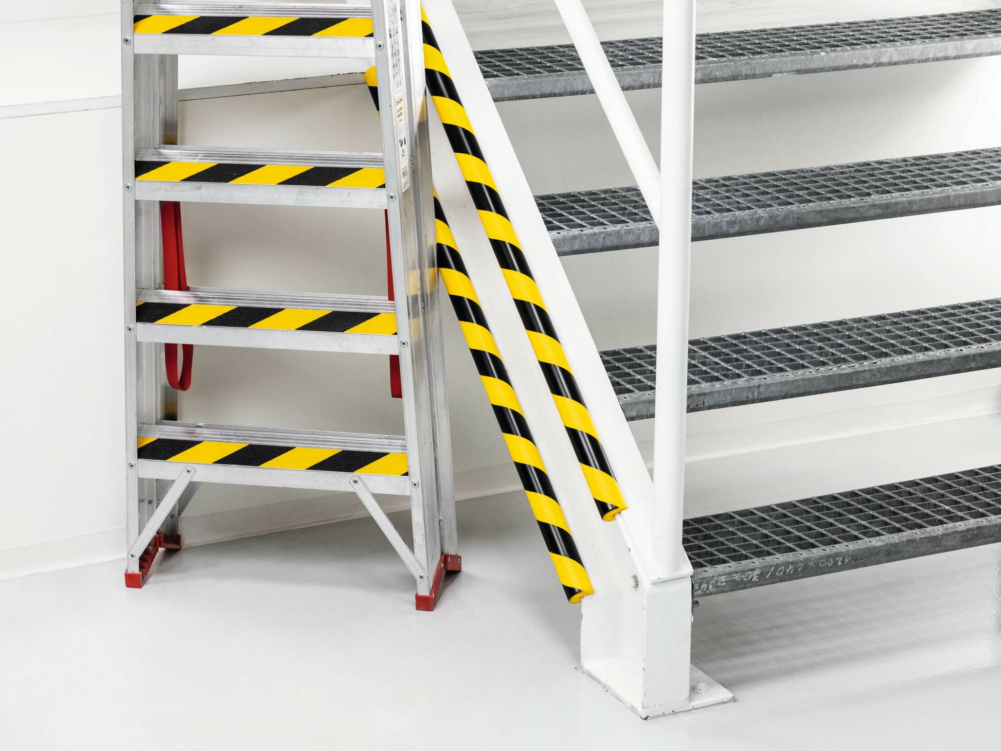 Durable Kantenschutzprofil E8R – 40 mm × 1 m, PU, Schwarz/Gelb, 8 mm Aussparung, selbstklebend, 5 Stk.