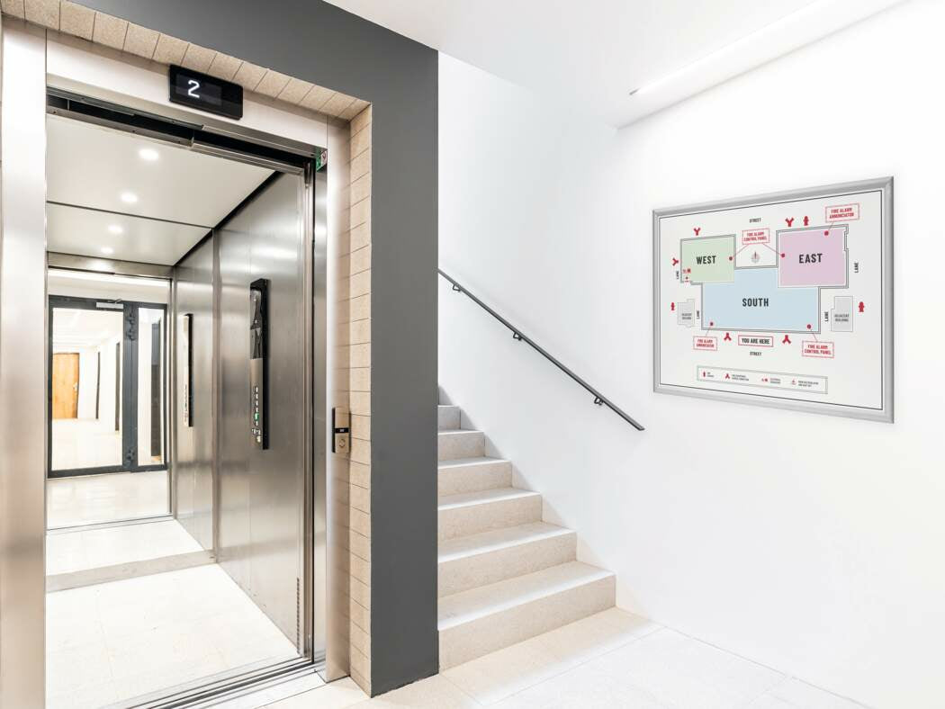 Durable Wandrahmen 500923 – 660 × 900 mm, silber, Aluminium