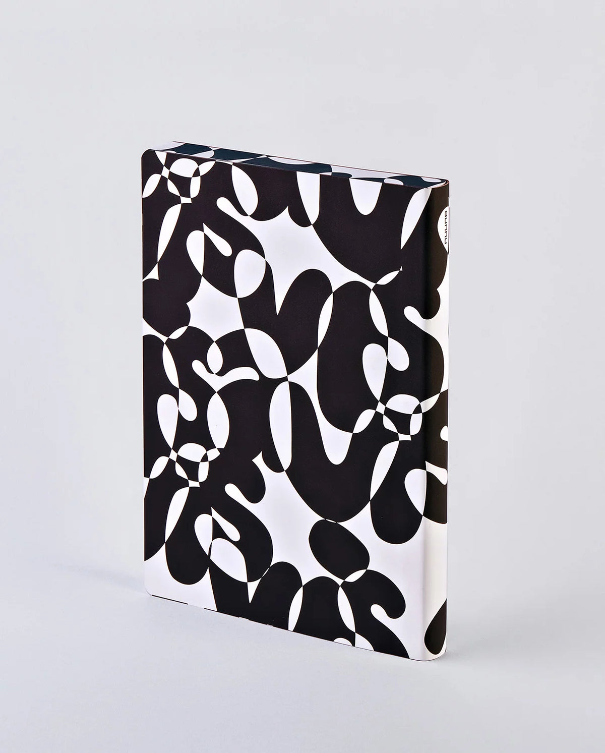 nuuna Notizbuch – 165 × 220 mm – 120 g/m² – Softcover, nummerierte Seiten; recyceltes Leder, schwarz/weiß
