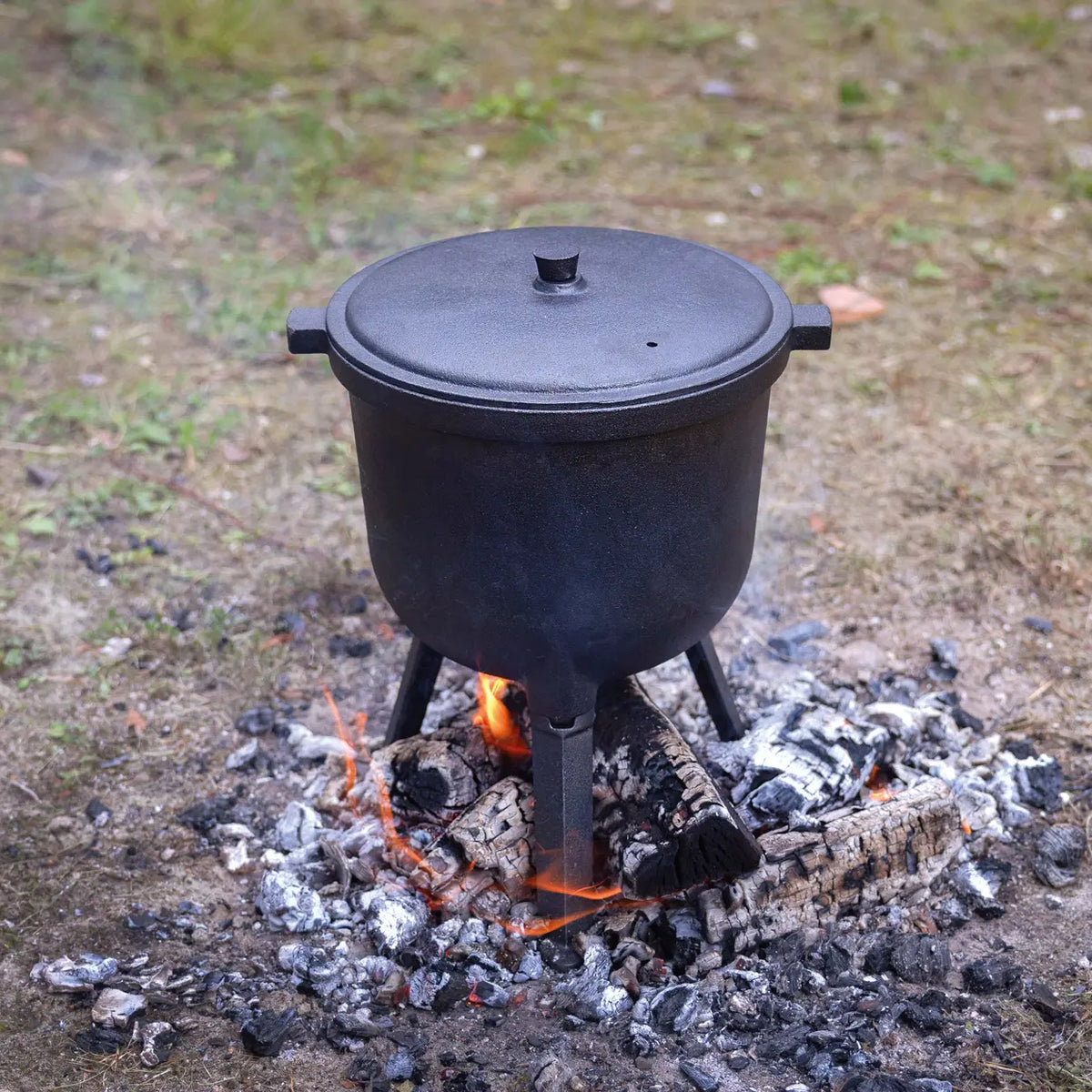 Esschert Design Kochtopf FF648 – 6,8 l, Gusseisen, für Feuer, Grillrost – Schwarz