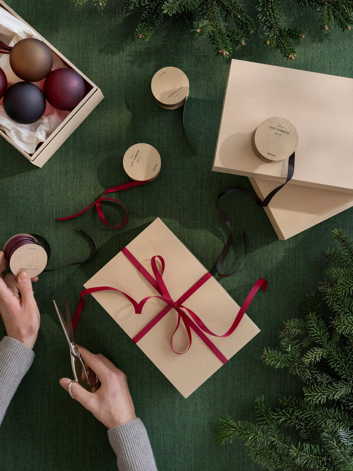 Blomus Weihnachtskugel – Ø 9 cm, 2-teilig – Glas & Polyester, braun