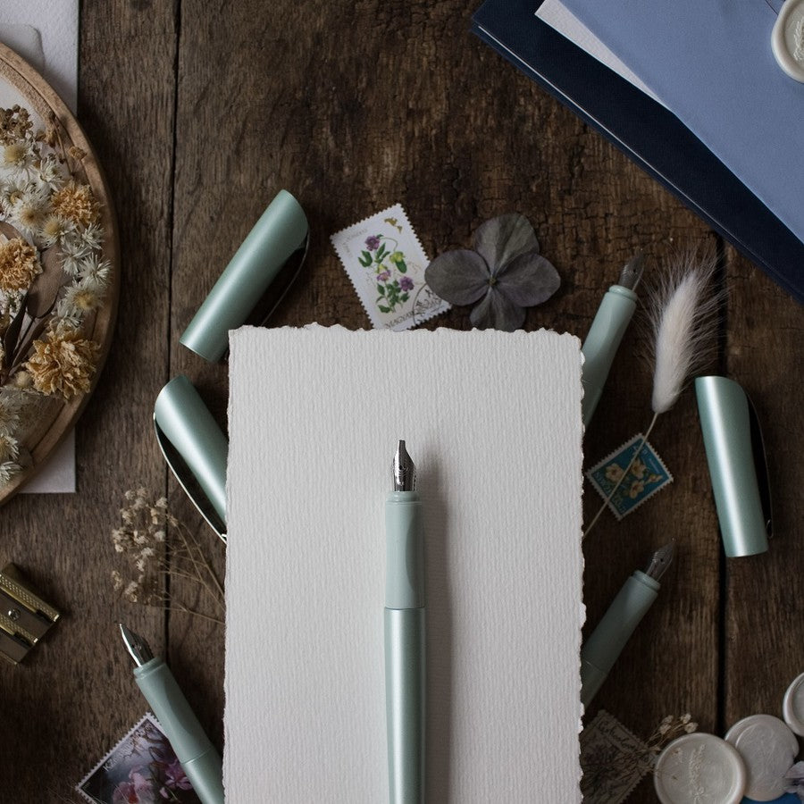 Schneider AG Schneider Callissima Kalligrafie – Bandzugfeder 1,8 mm – für Rechts- & Linkshänder – Mint, Bermuda Blau – Patronen