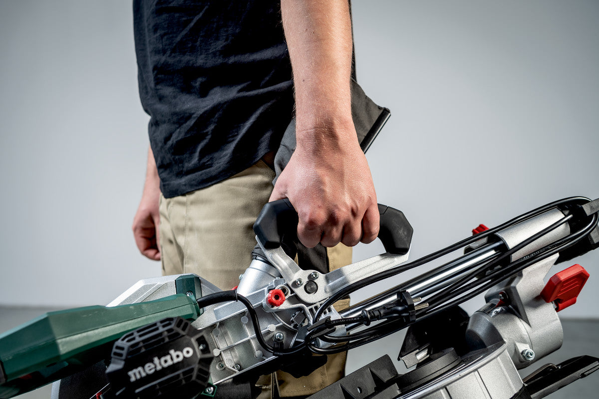 Metabo Kappsäge KGS 216 M – 1 500 W – Sägeblatt-Ø 216 mm – inkl. Sägeblatt & Staubbeutel
