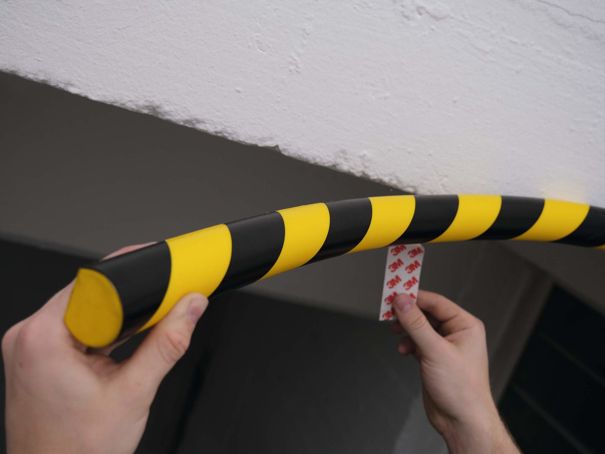Durable Flächenschutzprofil S32R – 1 m, Kunststoff, Schwarz/Gelb, abgerundet, selbstklebend